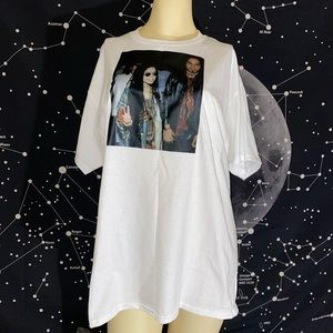 Lisa Bonnet+Lenny Kravitz graphic tee. 🥀